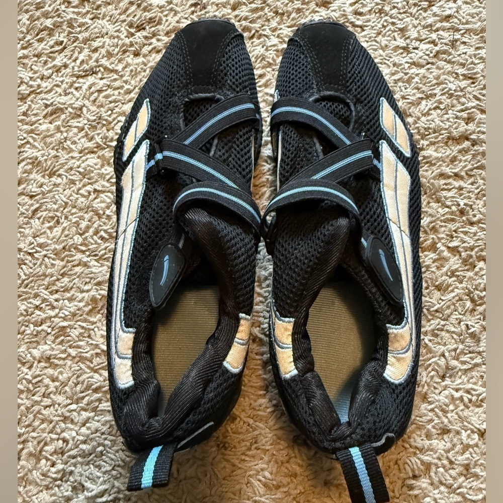 L.A. Gear Black and White Women's Shoes